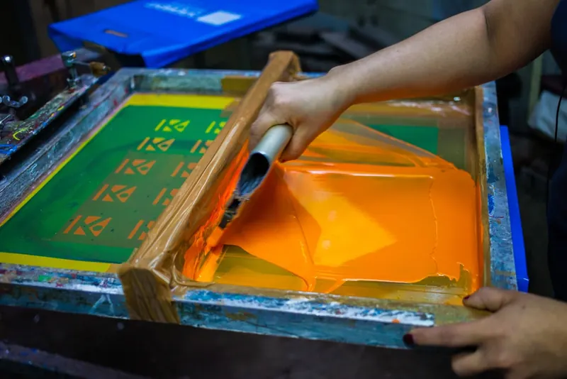 Screen printing with a squeegee